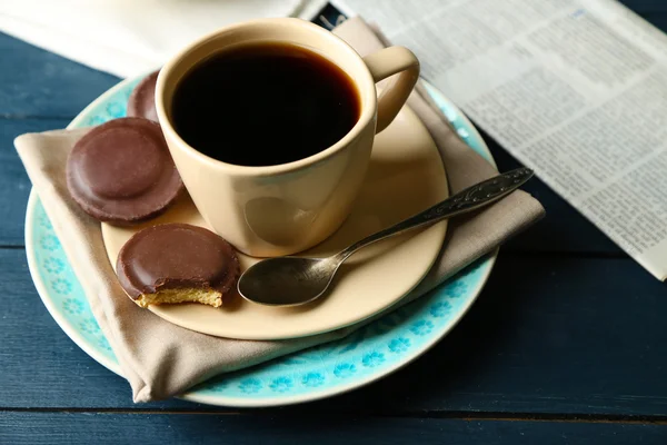 Cup of coffee with tasty cookies — Stock Photo, Image