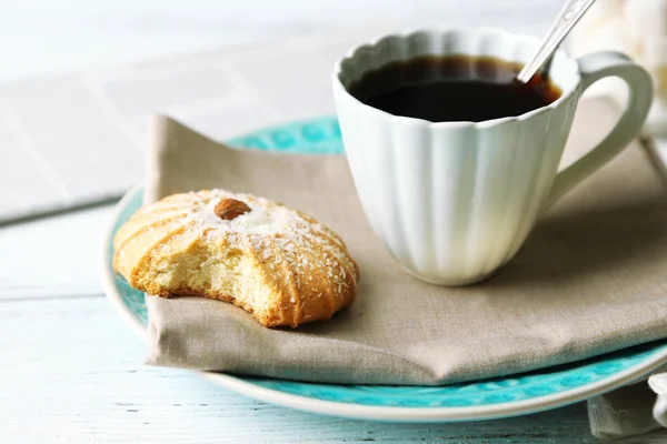 Cup of coffee with tasty cookies — Stock Photo, Image