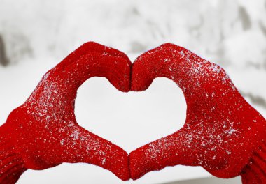 Kadının elinde kırmızı eldiven