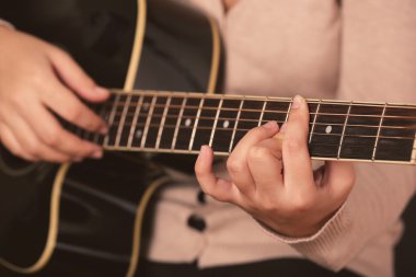 Kadın elinde akustik gitar