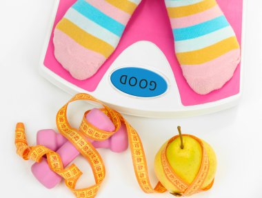 ayakları üzerinde beyaz izole ölçekler üzerinde