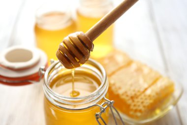 ahşap masa üzerinde taze bal