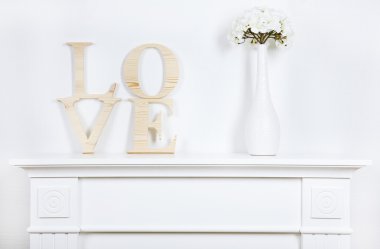 güzel süslemeleri ile şömine