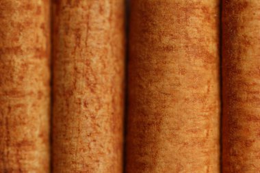 Tarçın çubuklarının yakın çekimi