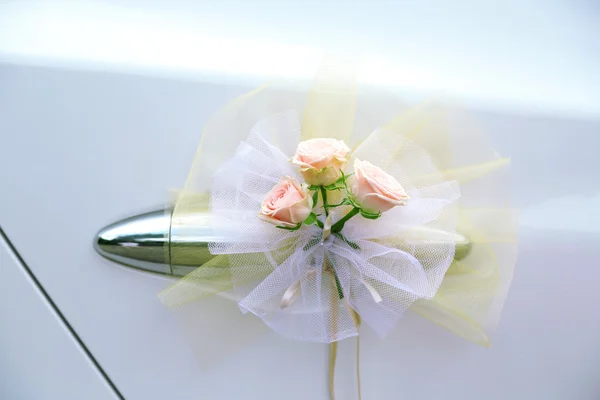 Auto da sposa decorata con fiori — Foto Stock