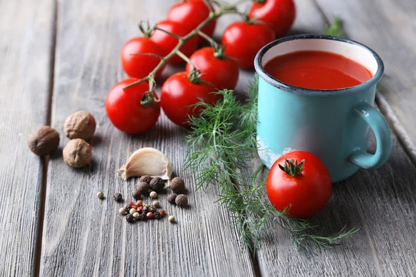 컬러 머그잔, 향신료와 나무 바탕에 신선한 토마토에서 만든 토마토 주스 — 스톡 사진