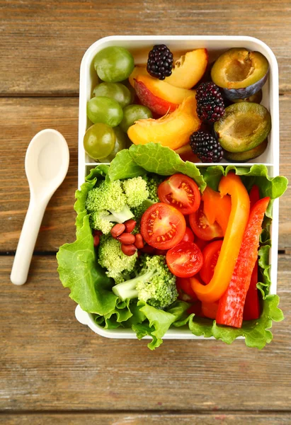 Pyszne wegetariańskie jedzenie w plastikowe pudełko — Zdjęcie stockowe