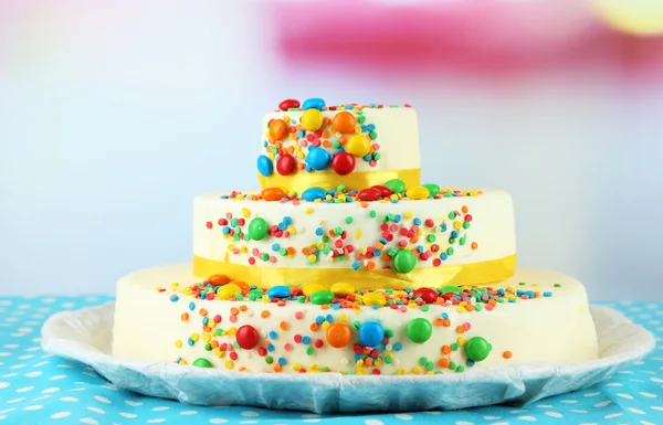 Beau gâteau d'anniversaire savoureux — Photo