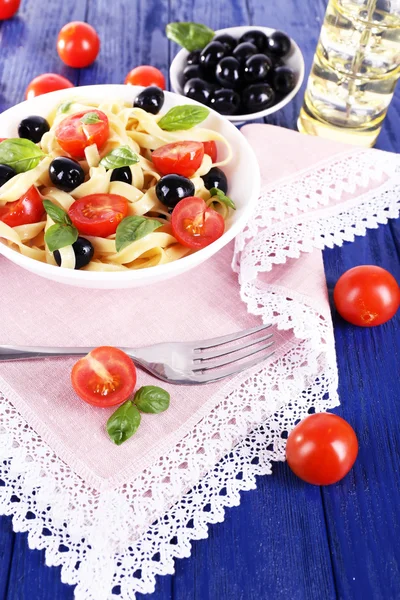 Espaguete com tomate, azeitonas e folhas de manjericão — Fotografia de Stock