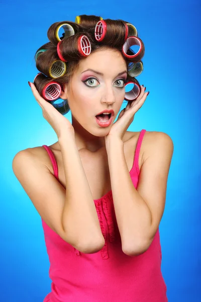 Menina em encrespadores de cabelo — Fotografia de Stock