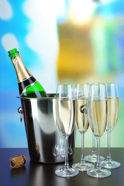 Champagne in bicchieri e bottiglia — Foto Stock