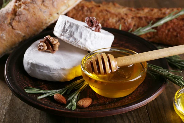 Queso Camembert en plato —  Fotos de Stock