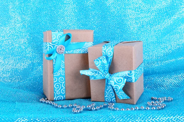 Caixas de presente decoradas com fita azul — Fotografia de Stock