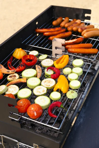 Pølser og grøntsager på grill, close-up - Stock-foto