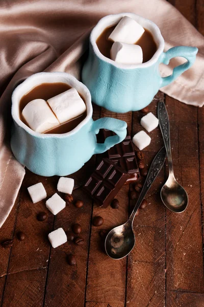 Tassen Kaffee mit Marshmallow — Stockfoto