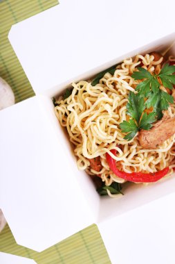 Paket servisi olan restoran kutusu closeup Çin eriştesi