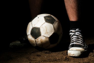 Futbol topu ve spor ayakkabı ayaklarda