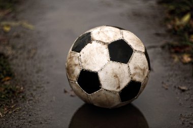 Futbol topu yere yağmurlu gün