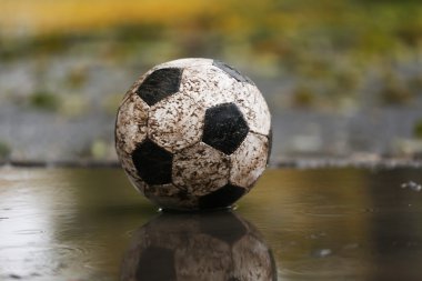 Futbol topu yere yağmurlu gün