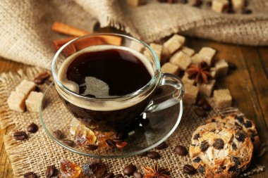 Cam fincan kahve ve lezzetli Kurabiye