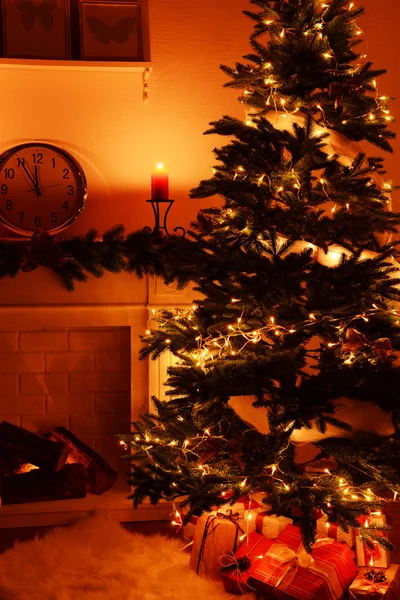 Árbol de Navidad cerca de chimenea —  Fotos de Stock