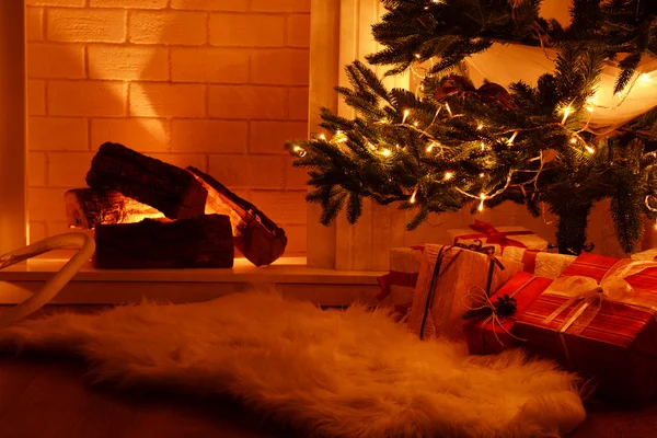 Árbol de Navidad cerca de chimenea — Foto de Stock