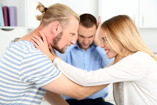 Pareja joven con problema en recepción para psicólogo familiar — Foto de Stock