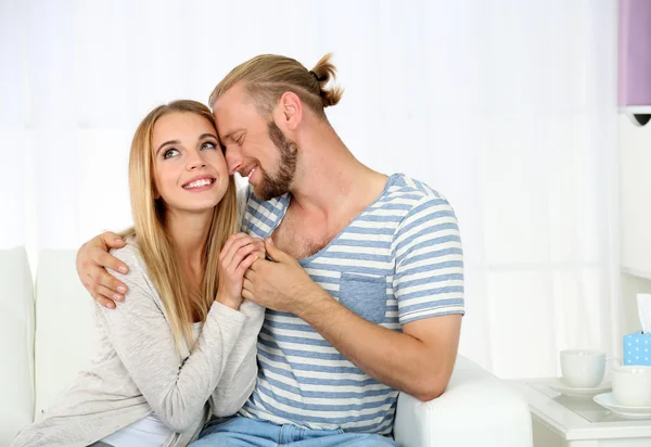 Joven pareja feliz después de la sesión de terapia con el psicólogo familiar —  Fotos de Stock