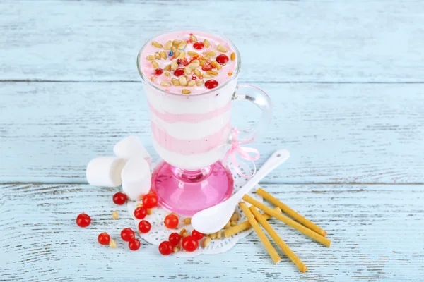 Dessert au lait de canneberge en verre — Photo