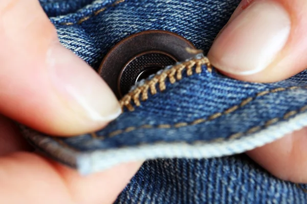 Mano femminile con bottone da vicino — Foto Stock