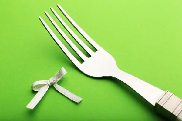 Fasi di legatura arco su forchetta su sfondo verde, primo piano — Foto Stock