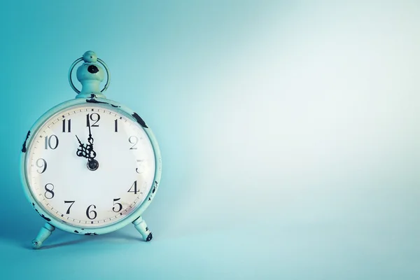 Reloj despertador viejo sobre fondo azul — Foto de Stock