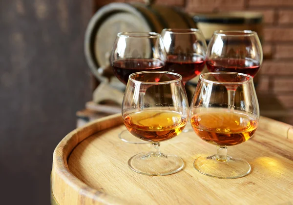Glazen wijn in kelder — Stockfoto