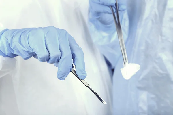 Hände des Chirurgen, die verschiedene Instrumente aus nächster Nähe halten — Stockfoto