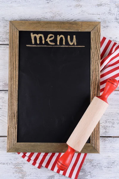 Menu di iscrizione sulla lavagna sul tavolo primo piano — Foto Stock