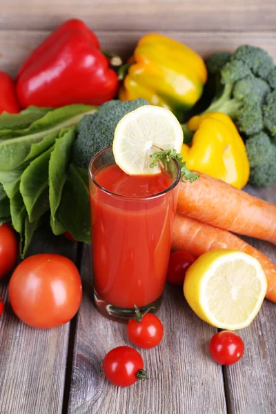 Tomato juice in glass and fresh vegetables — Stock Photo, Image