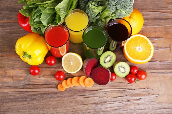 Juice and fresh fruits and vegetables — Stock Photo, Image