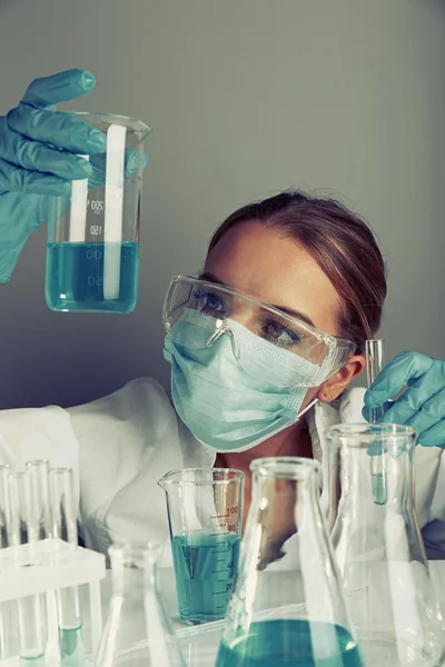 Assistent att göra medicinska test — Stockfoto