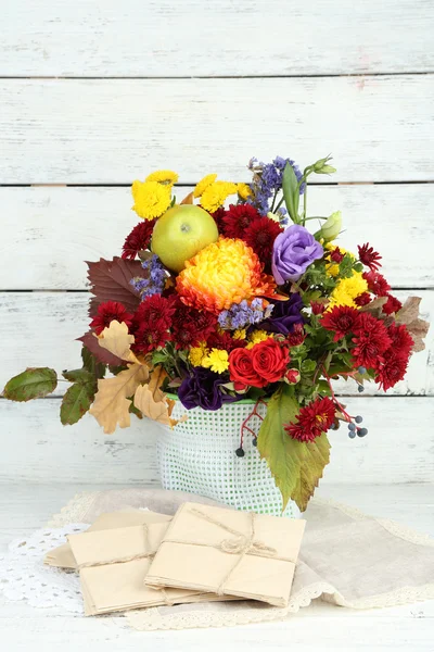 Schöne Herbstkomposition in der Vase auf farbigem Holzhintergrund — Stockfoto