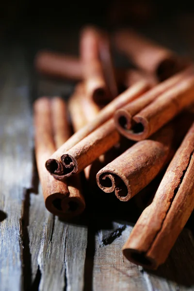 Canela no fundo de madeira escura, close-up — Fotografia de Stock