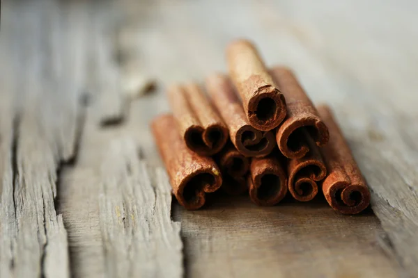 Skořice na dřevěné pozadí, detail — Stock fotografie