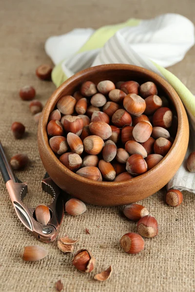 Орехи в деревянной чаше — стоковое фото