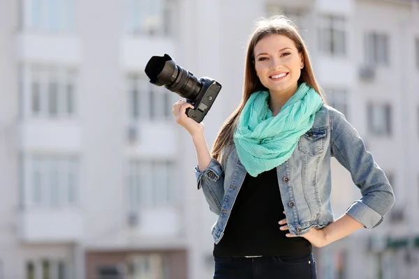 Hermosa fotografía joven tomar fotos al aire libre en la calle de la ciudad — Foto de Stock