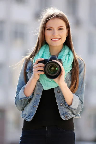 Bela fotografia jovem tirar fotos ao ar livre na rua da cidade — Fotografia de Stock