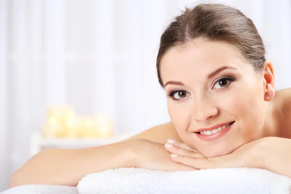 Beautiful young woman having relax in spa salon — Stock Photo, Image