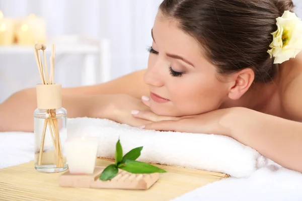 Beautiful young woman having relax in spa salon — Stock Photo, Image