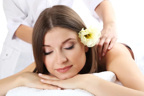 Красива молода жінка, масаж в спа-салоні — стокове фото