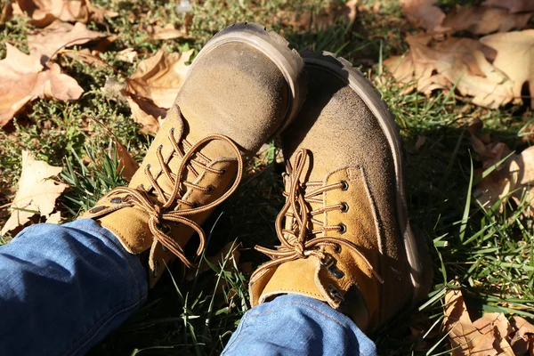 Los pies en las botas sobre la hierba — Foto de Stock