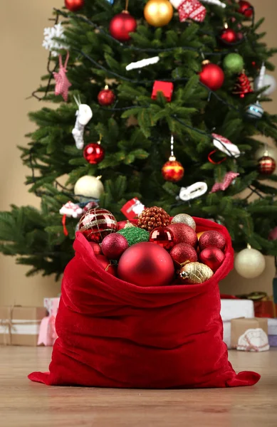 Borsa rossa con giocattoli natalizi — Foto Stock
