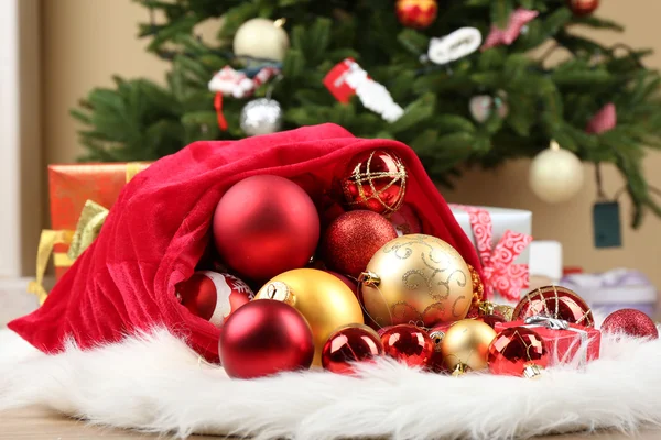 Bolso rojo con juguetes de Navidad — Foto de Stock